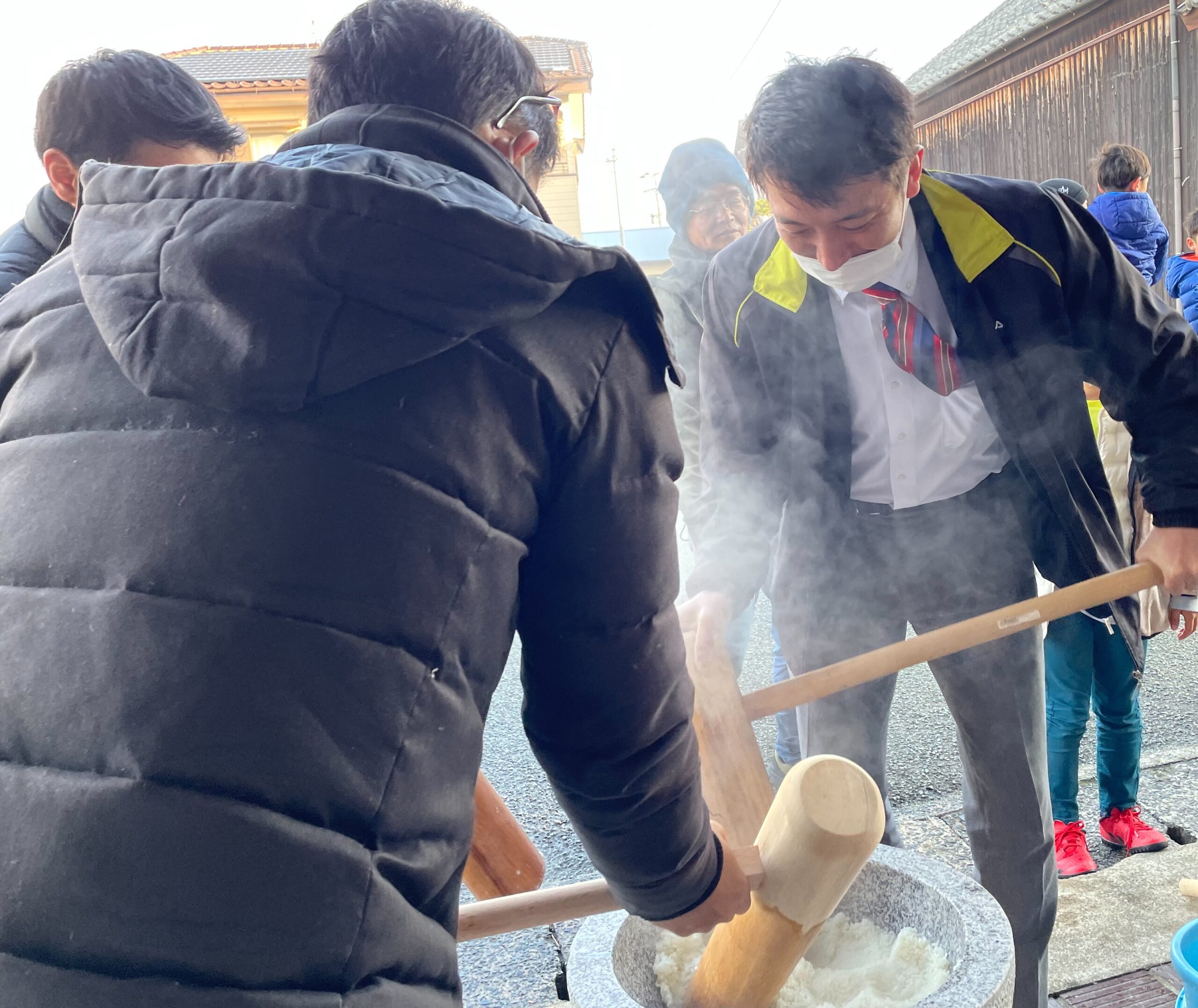 今年最後の餅つきを終えて