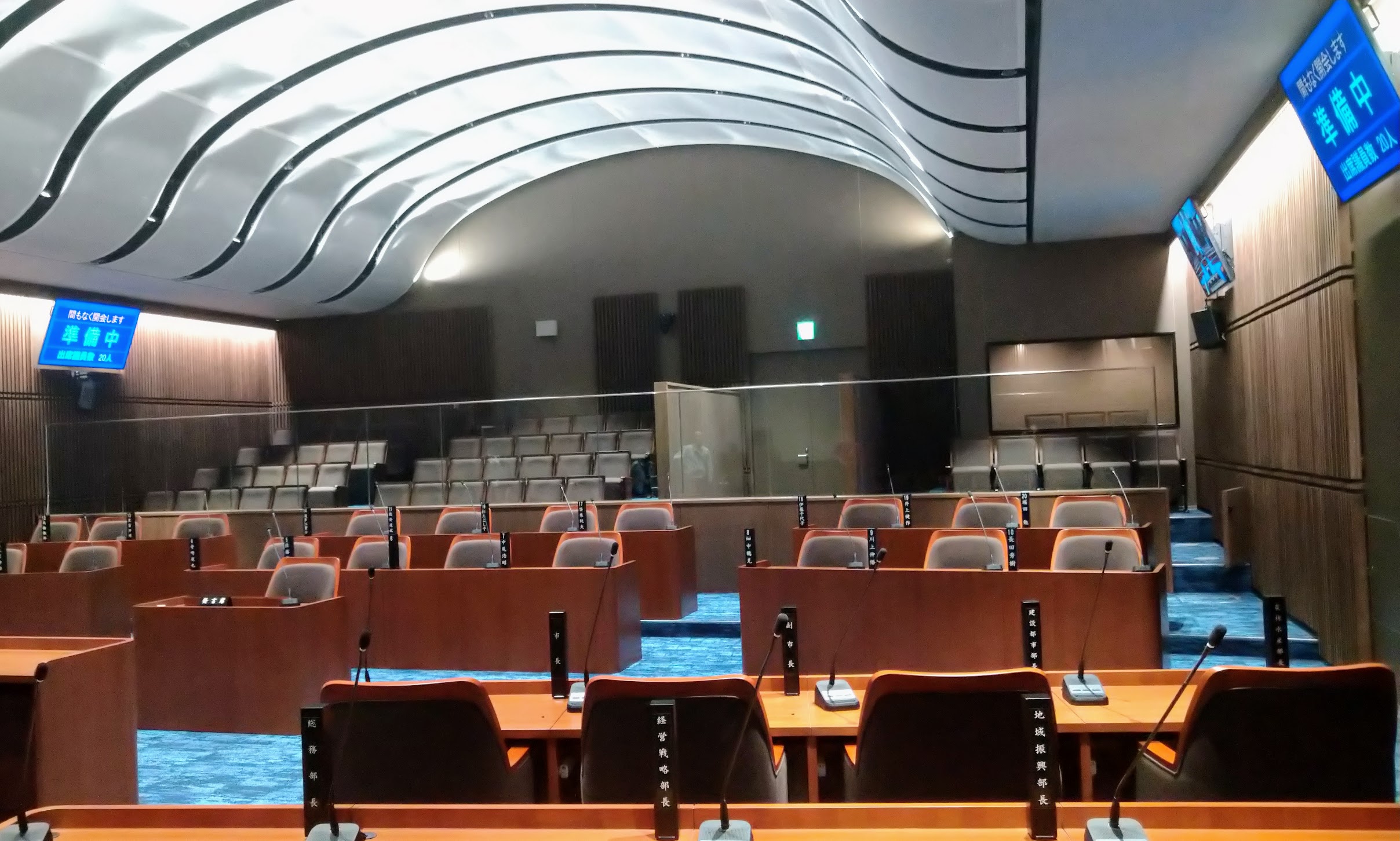 糸島市議会の議場見学と４人の意図展のお知らせ