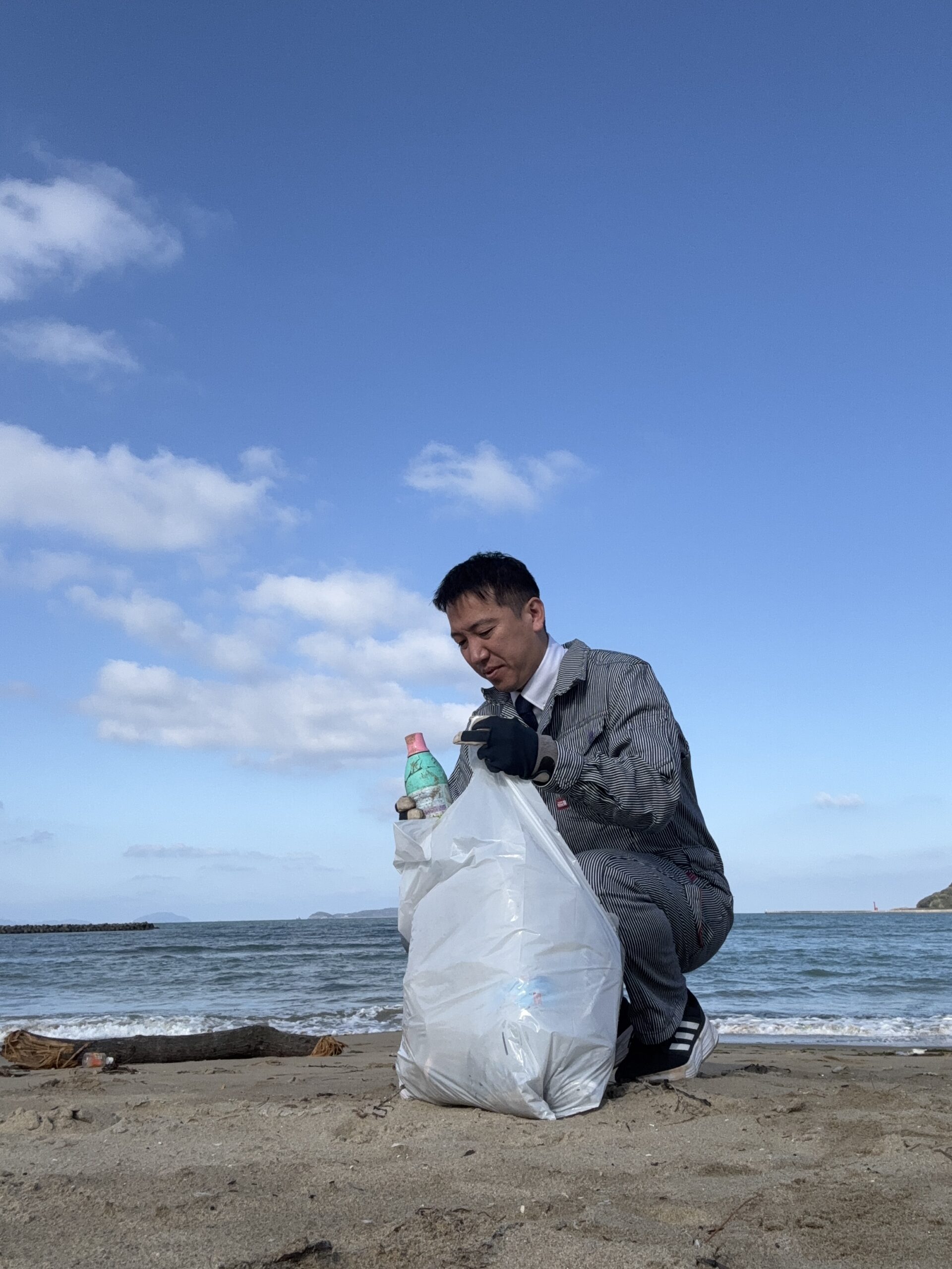 福津市の津屋崎海岸の松林清掃に参加
