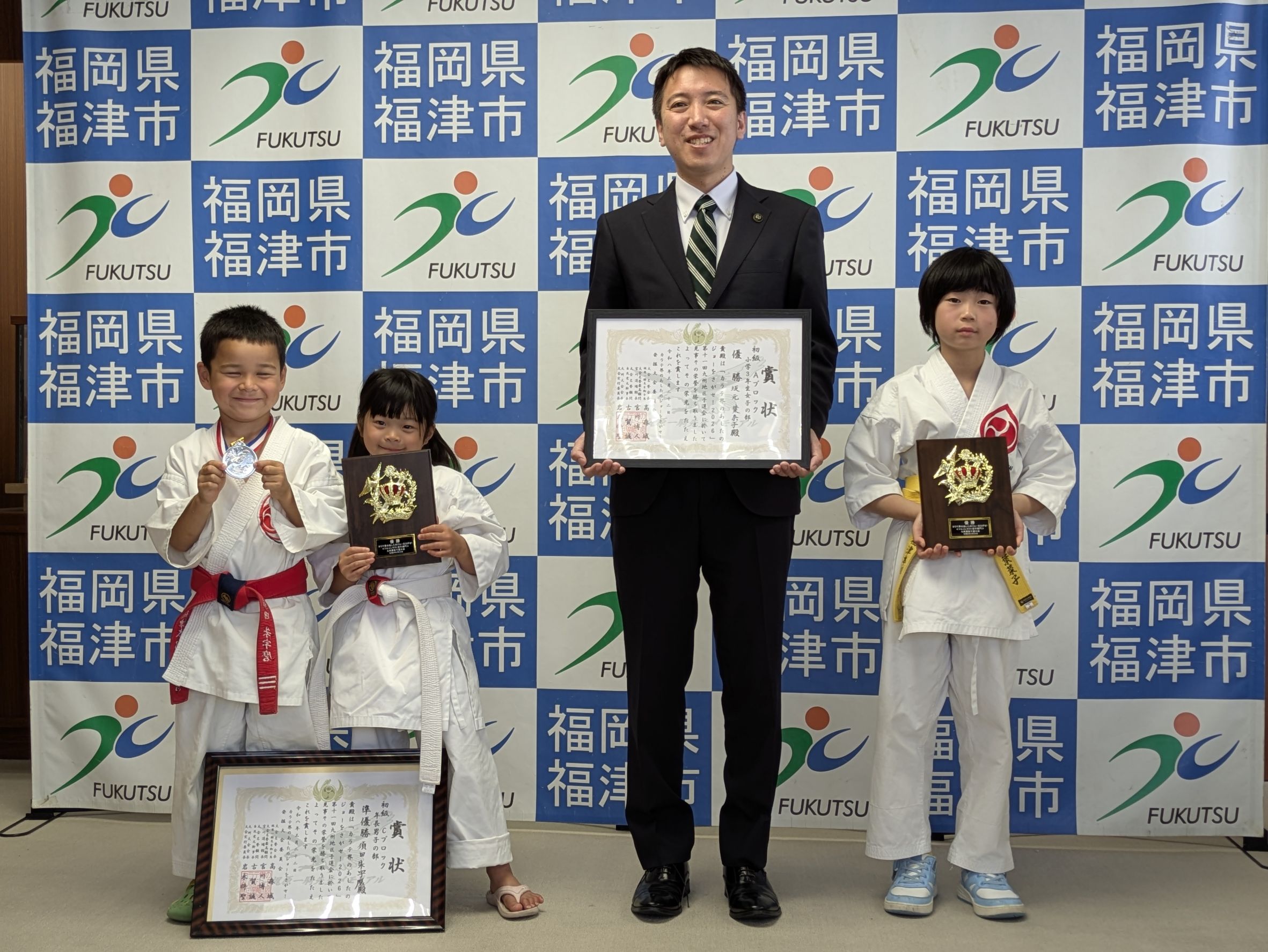 福津市の空手道「柔刃會」所属選手が市長を表敬訪問