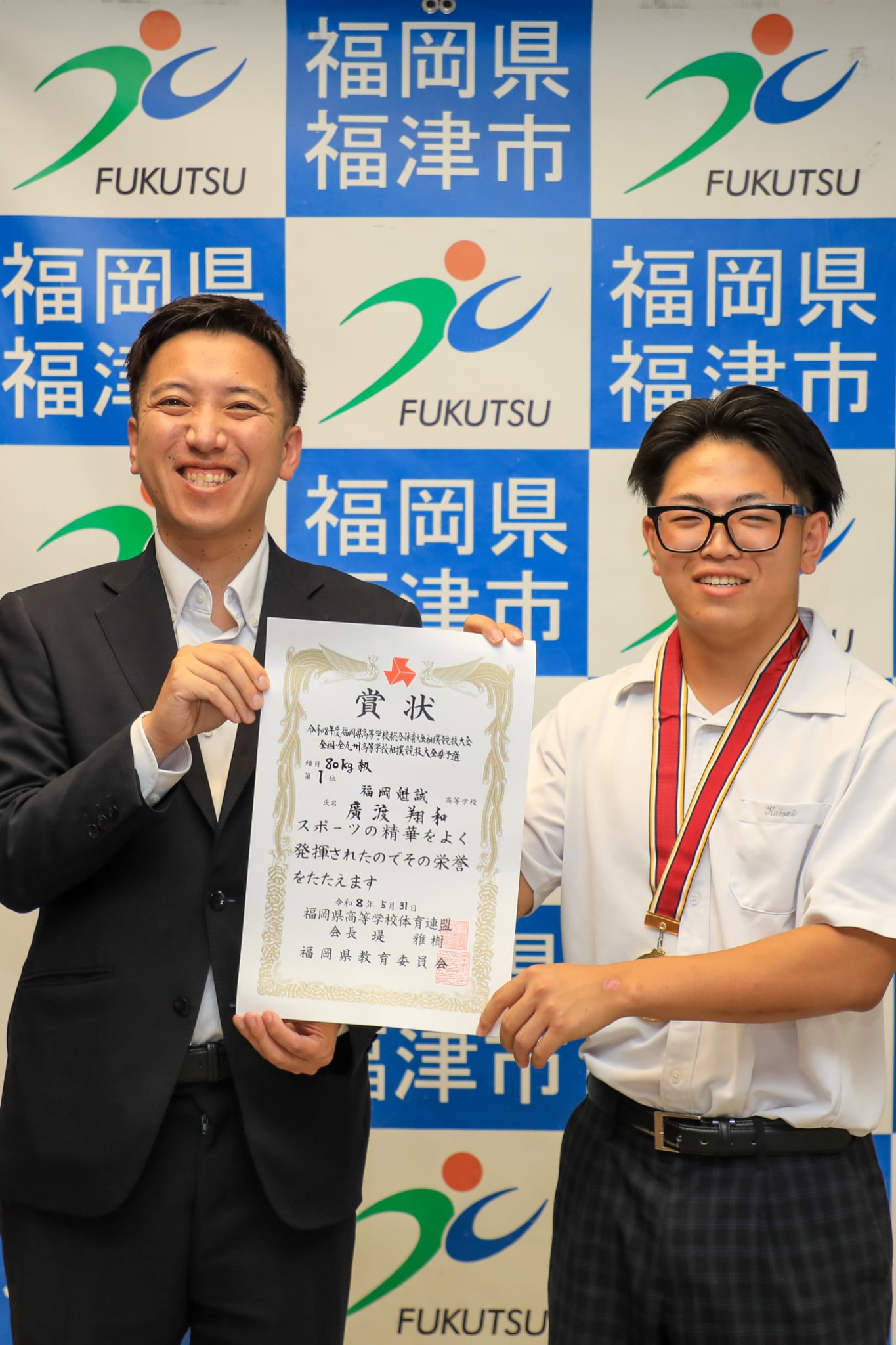 福津市長、綱引きで完敗。相撲県大会王者・廣渡さんが表敬訪問
